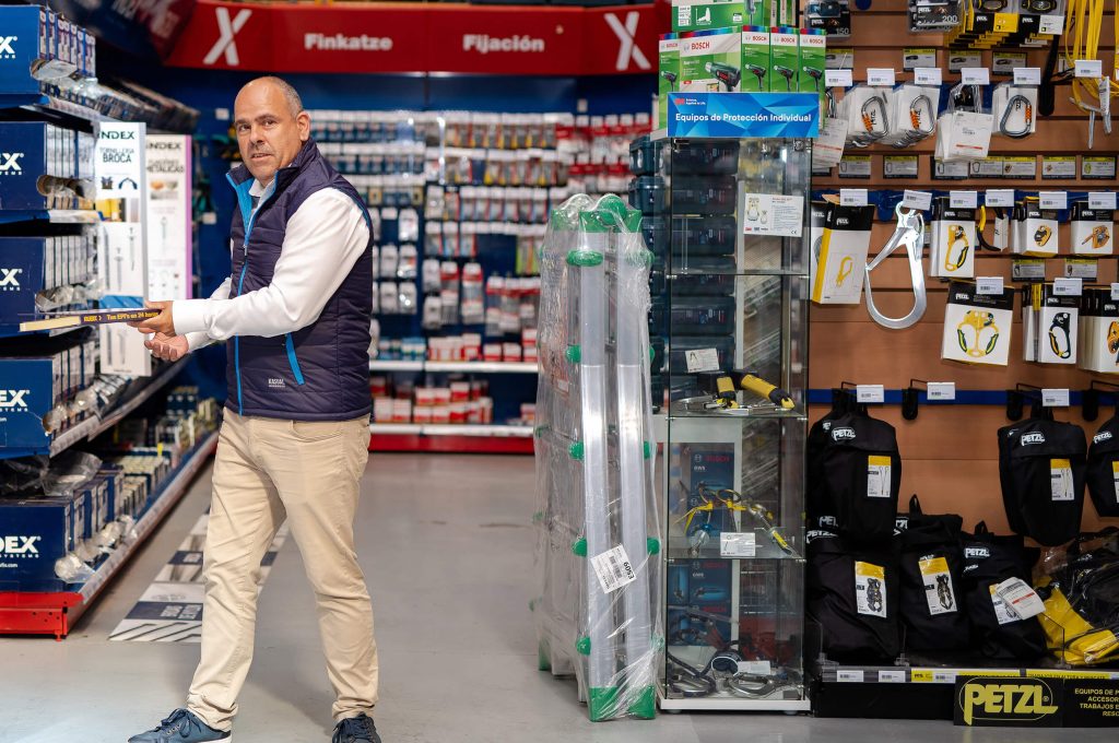 109.RUBIX-Bilbao_shop-floor_customer_one-man_catalogue_taking_picking-up_apply_advance