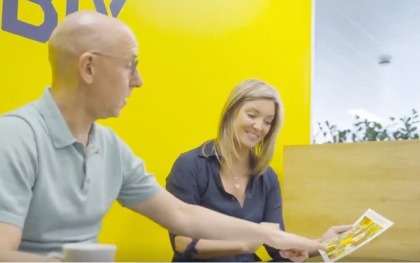 employees-discussing